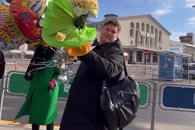 Merūnas Vitulskis sulaukė draugų staigmenos oro uoste / Stopkadrai