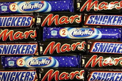 Ar žinai, kada ir kaip Lietuvoje atsirado „Snickers“, „Mars“, „Raffaello“, „Nutella“, „Lion“ ir kiti pasauliniai skanėstai?