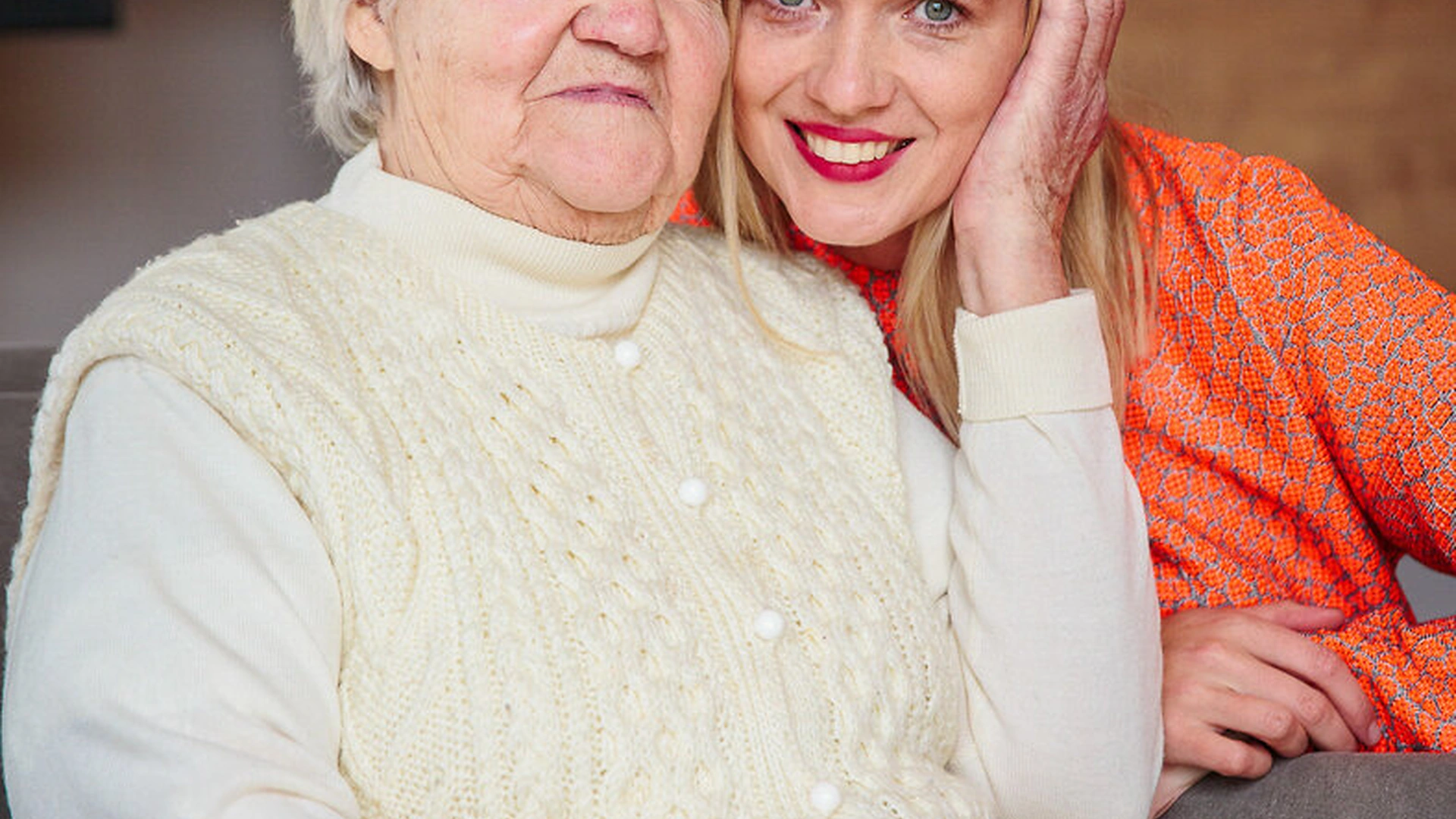 Živilė Kropaitė-Basiulė su močiute / Mindaugo Mikulėno nuotrauka