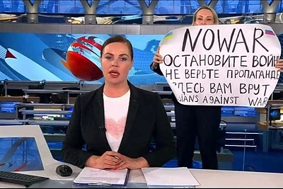 Neregėtas incidentas Rusijos televizijoje: į eterį įsiveržė redaktorė su plakatu prieš karą Ukrainoje