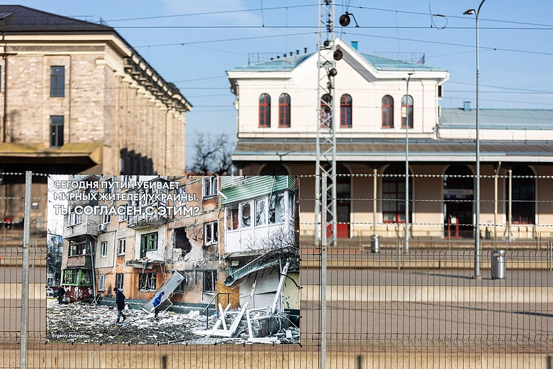 Vilniaus geležinkelio stoties perone – paroda, skirta atkreipti rusų dėmesį į karą Ukrainoje / Žygimanto Gedvilos nuotr.