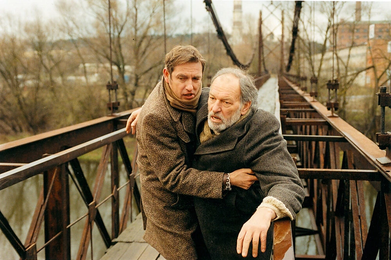 Saulius – Arūnas Sakalauskas, Tėvas – Regimantas Adomaitis. „Sekmadienis, toks, koks yra“, rež. Ignas Jonynas. Studija „Sinevera“, 2002 m.