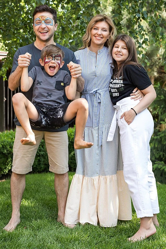 Olena Kijaško (tokia moters mergautinė pavardė) ir Volodymyras Zelenskis pradėjo susitikinėti studijuodami, susituokė 2003-iaisiais. Susilaukė dukters Oleksandros ir sūnaus Kyrylo / Scanpix nuotrauka