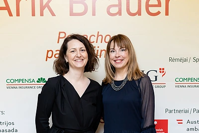 Medicinos genetikė doc dr Laima Ambrozaitytė ir Samuelio Bako muziejaus vadovė Ieva Šadzevičienė / Lukas Balandis / BNS nuotr.