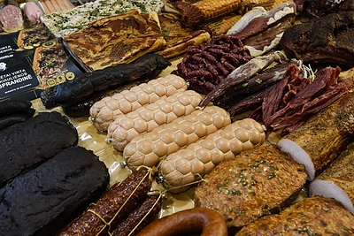 Lietuviams rūkytų dešrų ar sūdytų lašinių neužtenka – ieško gurmaniškų vytintų mėsos užkandžių