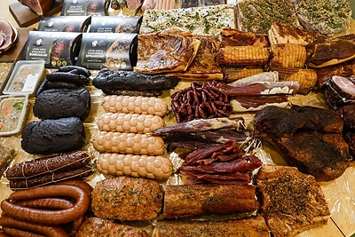 Be jokių nuolaidų kokybei: „Norfos“ natūraliai rūkyti mėsos gaminiai palankesni sveikatai