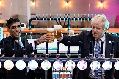 Borisą Johnsoną pasivijo nemalonumai: gavo baudą už vakarėlį per karantiną