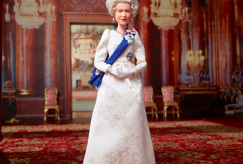 Karalienę Elizabeth II vaizduojanti lėlė Barbė / Scanpix nuotr.