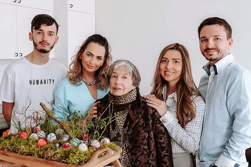 Haroldas Anusauskas, Jurga Anusauskienė su mama Beata-Marija Šmidtiene ir Mindaugas Anusauskas su sužadėtine Emile Valiukaite / Asmeninio albumo nuotr.