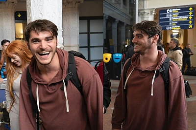 Vilniaus oro uoste pastebėtas kultinio serialo „Bręstantis blogis“ žvaigždė RJ Mitte