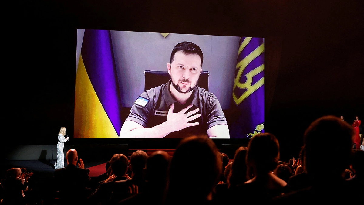 Volodymyras Zelenskis vaizdo ryšiu kreipėsi į 75-ojo Kanų kino festivalio atidarymo ceremonijos dalyvius / Scanpix nuotr.