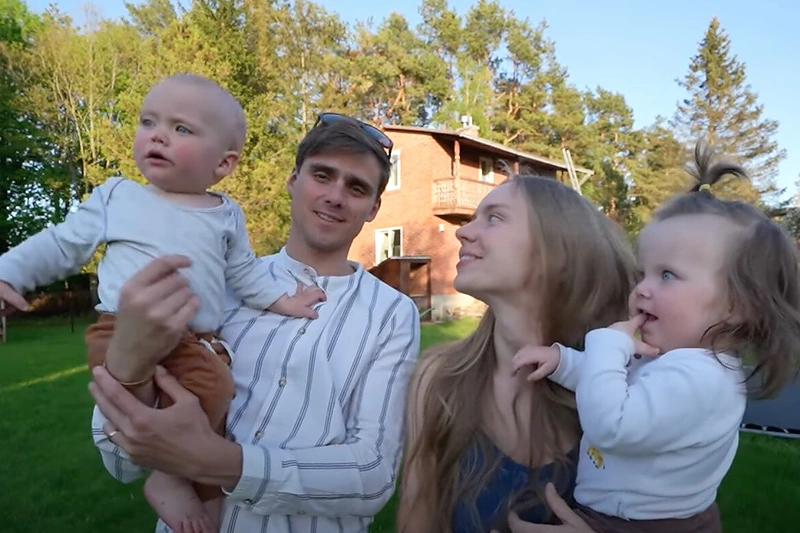 Simonas Dailidė su šeima / Stop kadras