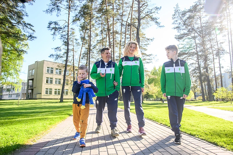 Deivis ir Renata Norvilai su vaikais / Tomo Petrovskio nuotr.