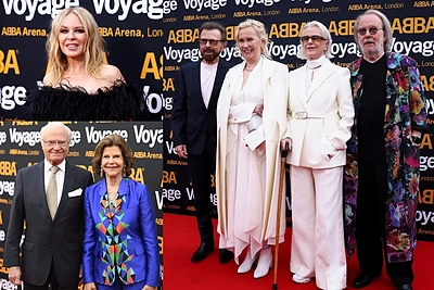 Londone – legendinės ABBA šou: grupę sveikino Švedijos karalius su žmona ir Kylie Minogue