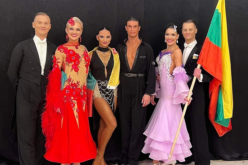 Lietuvos sportinių šokių delegacija Bukarešte / LSŠF nuotr.