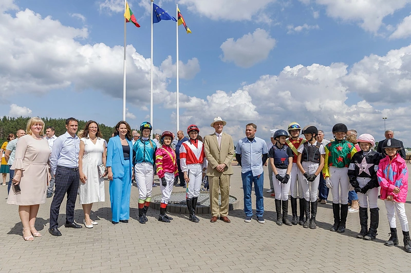 Lazdijų hipodromo tribūnai suteiktas karalienės Elizabeth II vardas / Dainiaus Stankaus nuotr.