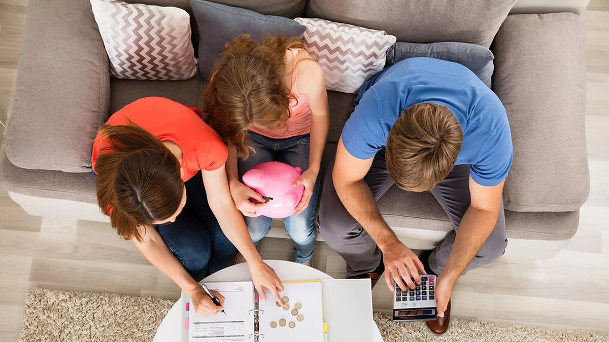 Tėvai moko atžalą finansinių reikalų