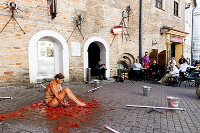 Vilniaus senamiestyje – Agnės Jagelavičiūtės performansas „Tiesa į akis“ / Žygimanto Gedvilos nuotr.