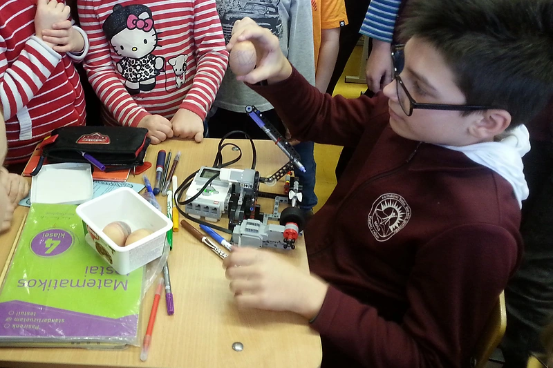 Matas 3-oje klasėje su savo sutvertu „Lego“ velykinių margučių marginimo aparatu / Kamilė Akelaitytė nuotr.