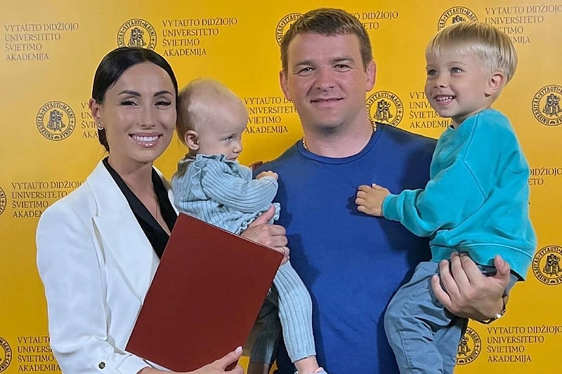 Greta Lebedeva-Kazakevič ir Aleksandras Kazakevičius su judviejų vaikais Elara bei Eldaru / Asmeninio albumo nuotr.