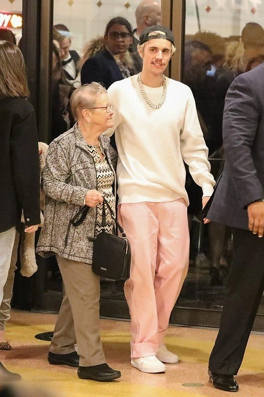 Justinas Bieberis su močiute Kathy Bieber / Vida Press nuotr.