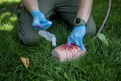 Pilietinis gynybos ir saugumo analizės centras Locked N’ Loaded sostinės Lukiškių aikštėje garsius žmones mokė taktinės medicinos / Vidmanto Balkūno / 15min nuotr.