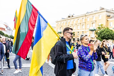 Tautiškos giesmės giedojimas Rotušės aikštėje / Irmanto Gelūno / BNS nuotr.