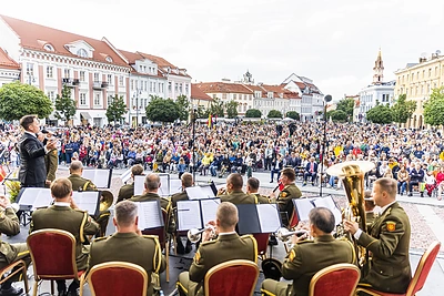 Tautiškos giesmės giedojimas Rotušės aikštėje / Irmanto Gelūno / BNS nuotr.