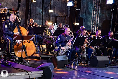 Klaipėdos pilies džiazo festivalio kulminacija: prie NATO orkestro prisijungė muzikantas iš Ukrainos