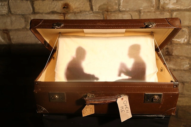 Paroda Iš tamsos / Jenny Kagan nuosavybė