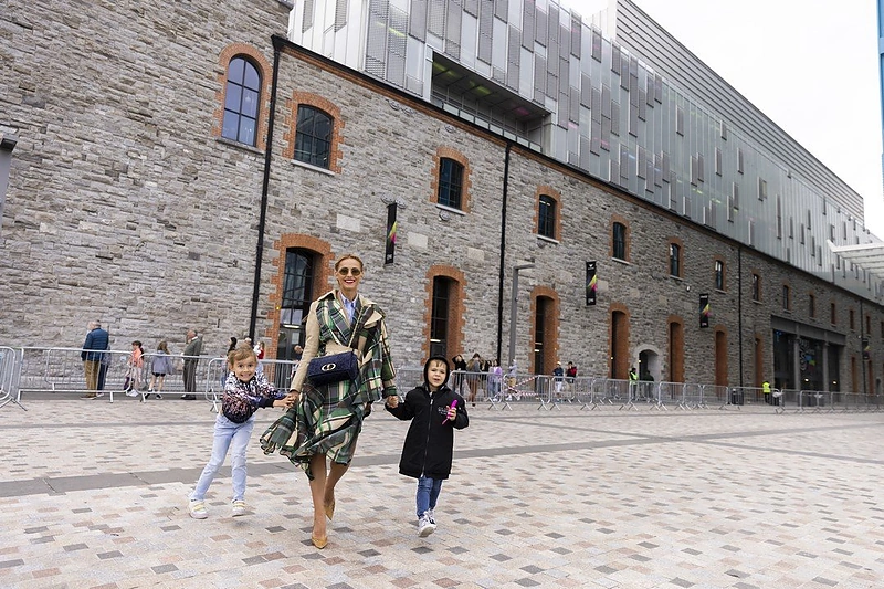 Indrė Kavaliauskaitė su vaikais lankėsi „Cirque du Soleil“ cirke Dubline / Gedmanto Kropio / BNS nuotr.