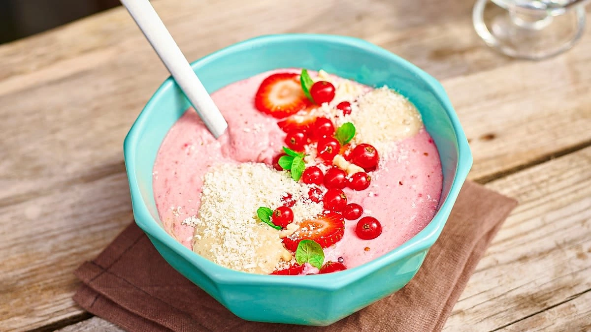 Raudonųjų serbentų ir bananų glotnutis / RIMI nuotr.