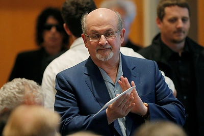 Per užpuolimą subadytas Salmanas Rushdie pradėjo sveikimo kelią: procesas bus ilgas