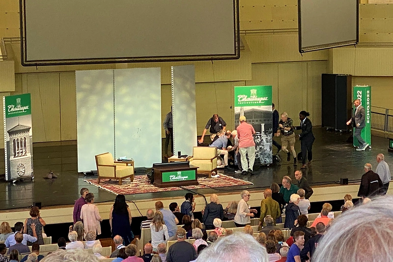 Britų rašytojas Salmanas Rushdie buvo subadytas per renginį Niujorke / „Scanpix“ nuotr.