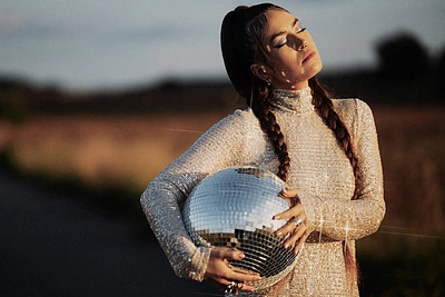 E.Redko grįžta su daina „Deja Vu“ ir klipu: dainos gimimą lydėjo asmeninis rekordas