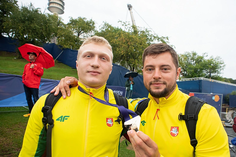 Mykolas Alekna ir treneris Mantas Jusis / Alfredo Pliadžio/LLAF nuotr.