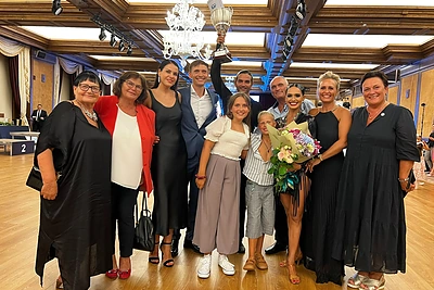 Andra Vaidilaitė ir Nino Langella su šeima šokių čempionate / Organizatorių nuotr.