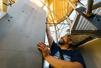 Tarptautinės šventės proga ryškiomis spalvomis nušvito istorinis Nidos švyturys / D.Macijausko nuotr.