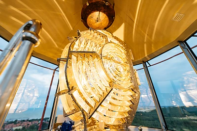 Tarptautinės šventės proga ryškiomis spalvomis nušvito istorinis Nidos švyturys / D.Macijausko nuotr.