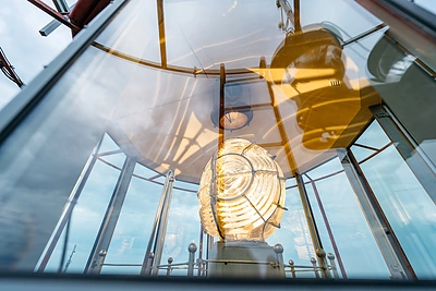 Tarptautinės šventės proga ryškiomis spalvomis nušvito istorinis Nidos švyturys / D.Macijausko nuotr.