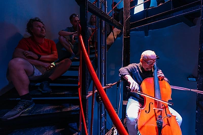 Tarptautinės šventės proga ryškiomis spalvomis nušvito istorinis Nidos švyturys / D.Macijausko nuotr.