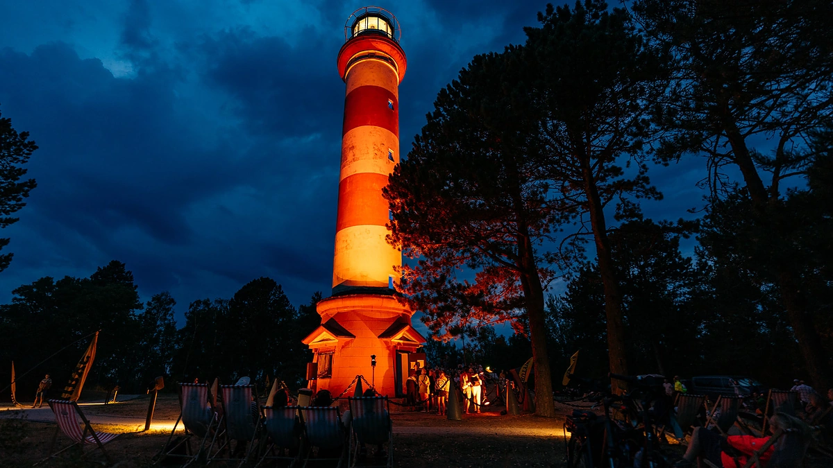 Tarptautinės šventės proga ryškiomis spalvomis nušvito istorinis Nidos švyturys / D.Macijausko nuotr.