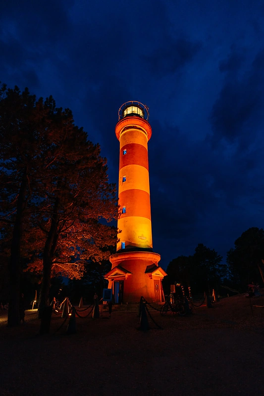 Tarptautinės šventės proga ryškiomis spalvomis nušvito istorinis Nidos švyturys / D.Macijausko nuotr.