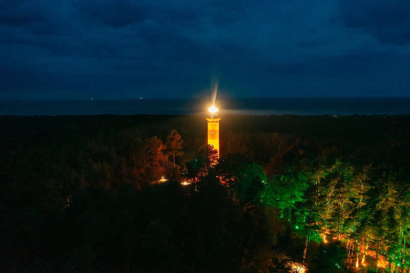 Tarptautinės šventės proga ryškiomis spalvomis nušvito istorinis Nidos švyturys / D.Macijausko nuotr.