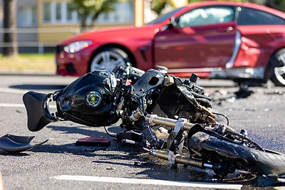 Po avarijos Panevėžio rajone motociklą vairavęs vyras neišgyveno, keleivė – ligoninėje
