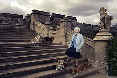Karalienė Elizabeth II ir jos numylėti korgiai / „Scanpix“/AP nuotr.