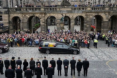 Elizabeth II karstas atgabentas į rūmus Škotijos sostinėje / AFP/„Scanpix“ nuotr.
