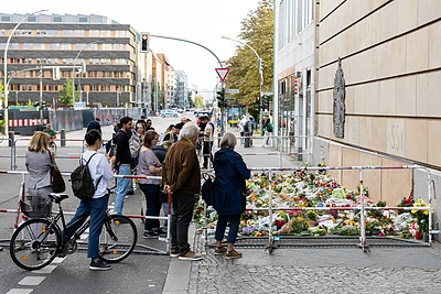 Gėlės prie Didžiosios Britanijos ambasados Berlyne pagerbiant Elžbietos II-osios atminimą / Žygimanto Gedvilos / BNS nuotr.