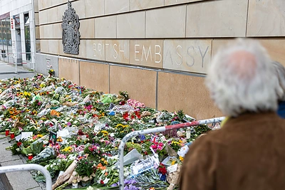 Gėlės prie Didžiosios Britanijos ambasados Berlyne pagerbiant Elžbietos II-osios atminimą / Žygimanto Gedvilos / BNS nuotr.