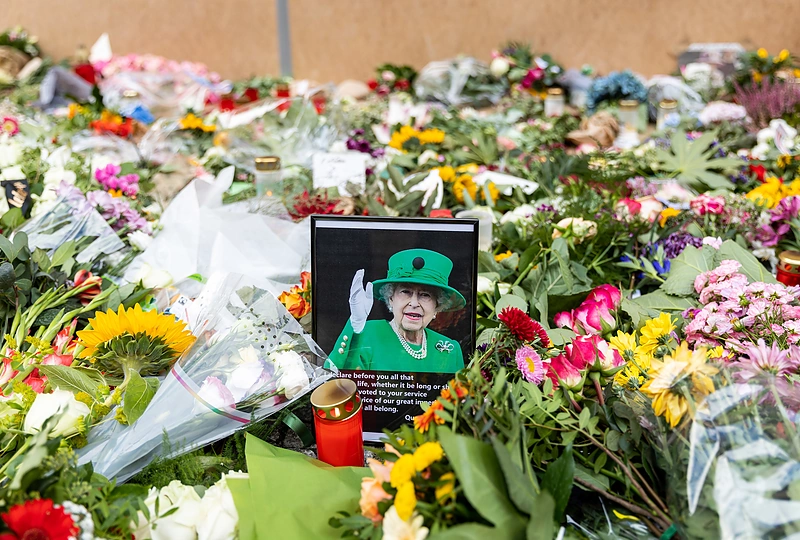 Gėlės prie Didžiosios Britanijos ambasados Berlyne pagerbiant Elžbietos II-osios atminimą / Žygimanto Gedvilos / BNS nuotr.